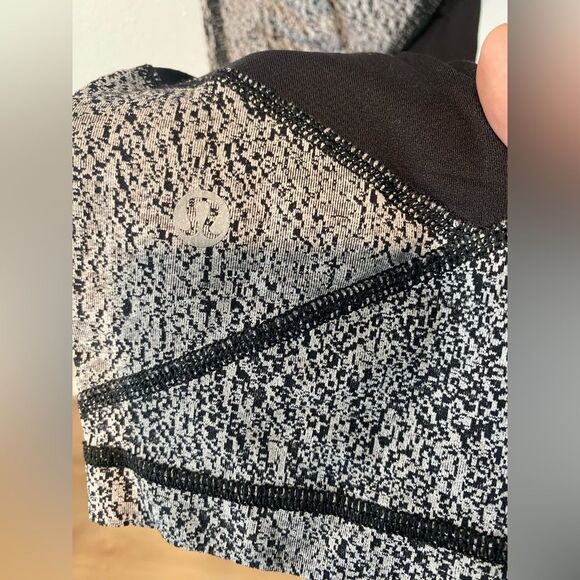 Lululemon Outrun 17" Power Luxtreme Spray Jacquard White Black Crop Pant 6 - Picture 3 of 7